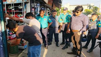 সিলেটের  রাজপথ-ফুটপাতে হকারদের মেলা বসে,ম্যাজিস্ট্রেটের নেতৃত্বে চ ল ছে অ ভি যা ন