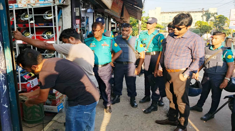 সিলেটের  রাজপথ-ফুটপাতে হকারদের মেলা বসে,ম্যাজিস্ট্রেটের নেতৃত্বে চ ল ছে অ ভি যা ন