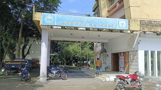 দোয়ারাবাজারে চিলাই নদীতে অ বৈ ধ ভাবে বালু উত্তোলন :দুই নৌকা আ ট ক