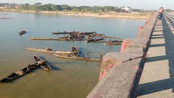 সিলেটে ধলাই নদী থেকে বালু উত্তোলন : ৪ বারকি নৌকাসহ আ ট ক ১