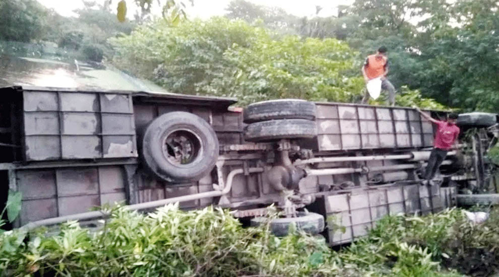 শান্তিগঞ্জে বাস খা দে, আ হ ত ১৬