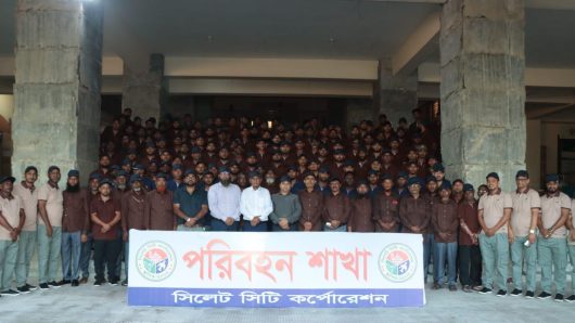 সিসিকের কর্মচারী ও গাড়িচালকদের মাঝে ইউনিফর্ম বিতরণ