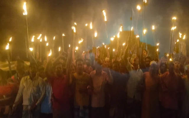 `মানিনা মানবনা হাকিম ছাড়া মানিনা’, `লোকাল চাই লোকাল চাই, লোকালে হাকিম ভাই’,