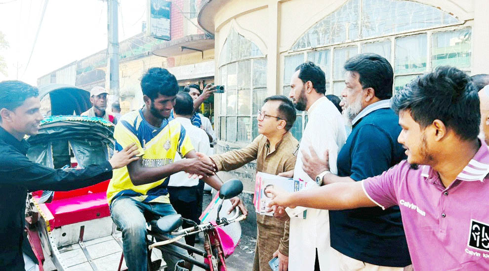 নগরীর কালীঘাটসহ বিভিন্ন এলাকায় দিনব্যাপি গণসংযোগের পাশাপাশী ভোট ভিক্ষা করলেন খন্দকার মুক্তাদির