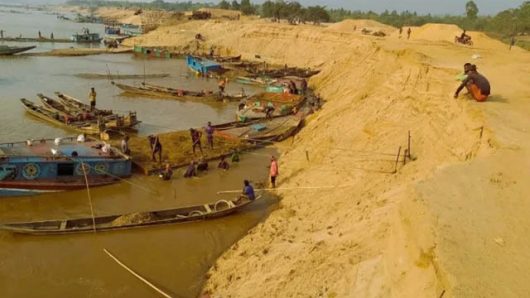 সুনামগঞ্জের জাদুকাটায় বালি চুরি ঠেকাতে গিয়ে ম্যাজিস্ট্রেটের ওপর হামলা, ৩২৪ জনের বি রু দ্ধে মা ম লা