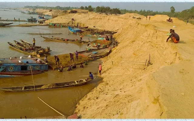 সুনামগঞ্জের জাদুকাটায় বালি চুরি ঠেকাতে গিয়ে ম্যাজিস্ট্রেটের ওপর হামলা, ৩২৪ জনের বি রু দ্ধে মা ম লা