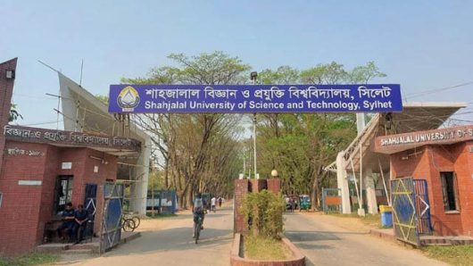 সিলেট : শাকসু নির্বাচন ঘোষণার দাবিতে পাঁচ ঘণ্টার অবস্থান কর্মসূচি, উপাচার্যের আশ্বাসে কর্মসূচি প্র ত্যা হা র