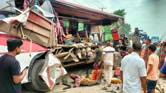 ওভারটেক করার সময় দুই বাসের মু খো মু খি সং ঘ র্ষ: নি হ ত ৩, আ হ ত ২৫