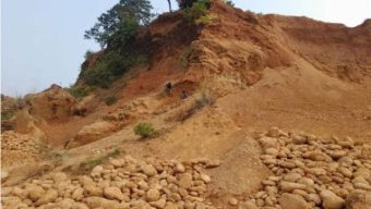 জেলা প্রশাসক মহোদয় আপনার ঘুম ভাঙ্গবে কখন! সিলেটের কোম্পানীগঞ্জে থামছে না পাথর লুট, শাহ আরেফিন টিলার ৮৫ শতাংশ পাথর উধাও