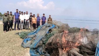 টাঙ্গুয়ার হাওরে পাঁচ লাখ টাকার জাল পু ড়ি য়ে ধ্বং স