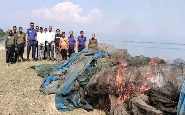 টাঙ্গুয়ার হাওরে পাঁচ লাখ টাকার জাল পু ড়ি য়ে ধ্বং স