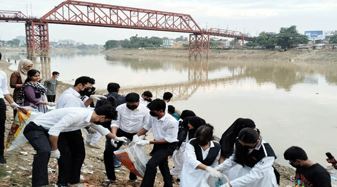 সুরমা নদীর তীরে আনন্দনিকেতনের শিক্ষার্থীদের পরিচ্ছন্নতা অভিযান