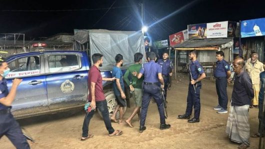 সিলেটে নদী থেকে বালু-পাথর উ ত্তো ল ন : জ ব্দ শতাধিক নৌকা, আ ট ক ১২