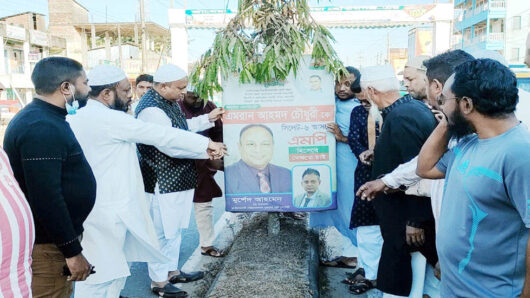 নিজের ফেস্টুন নিজেই সরালেন অ্যাড. এমরান চৌধুরী