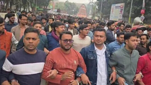 ম ব স ন্ত্রা সে র বি রু দ্ধে ছাত্রদলের বি ক্ষো ভ মিছিল