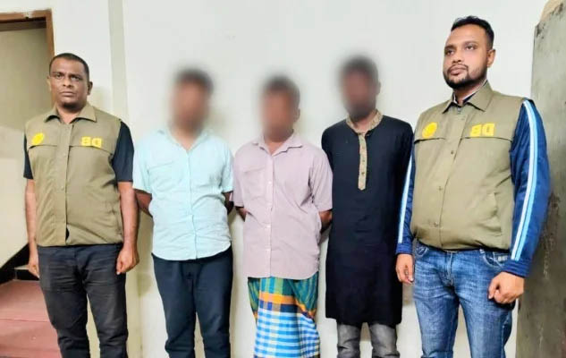 সিলেটে ৩ জনকে ধরলো ডিবি