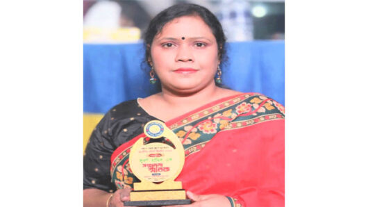 চা শ্রমিকদের জীবনসংগ্রাম তুলে ধরায় প্রত্যাশা সম্মাননা পেলেন সাংবাদিক সুবর্ণা হামিদ