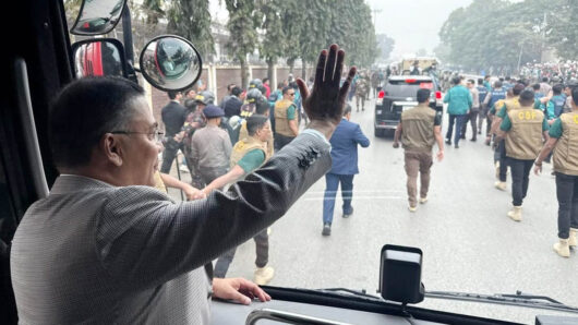 বাসে চড়ে সংবর্ধনা স্থলে যাচ্ছেন তারেক রহমান