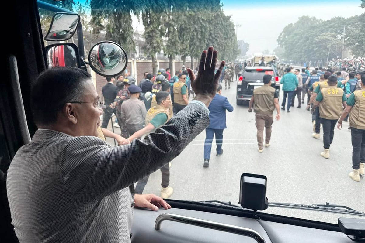 বাসে চড়ে সংবর্ধনা স্থলে যাচ্ছেন তারেক রহমান