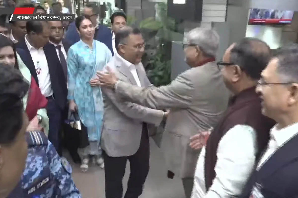 তারেক রহমানকে স্বাগত জানালেন সিনিয়র নেতৃবৃন্দ