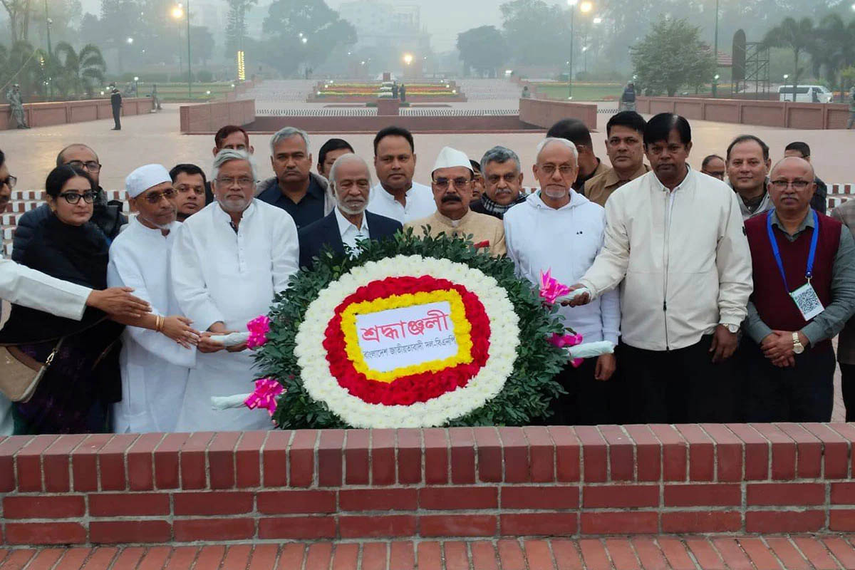 সূর্যাস্তের আগে পৌঁছাতে না পারায় স্মৃতিসৌধে তারেক রহমানের পক্ষে শ্রদ্ধা নিবেদন