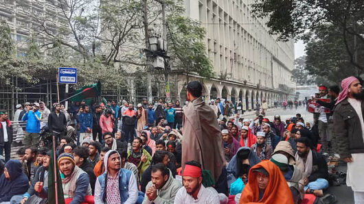 তারেক রহমানের আসা উপলক্ষে আজিজ সুপার মার্কেটের সামনে সরে গেল ইনকিলাব মঞ্চ