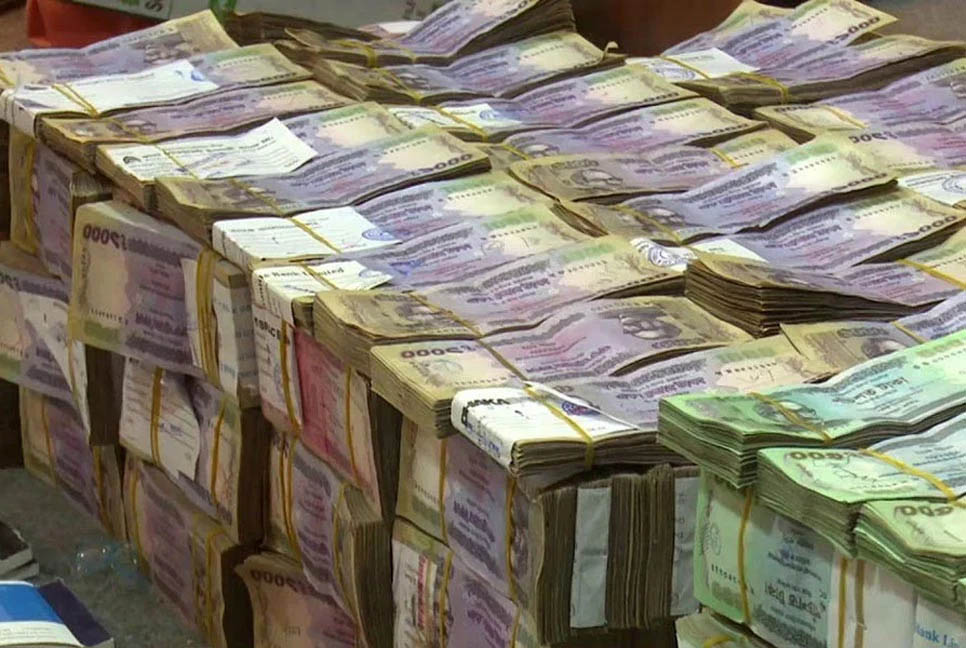 তহবিলে ২০ হাজার কোটি টাকা, গ্রাহকের মিলছে না কানাকড়ি!