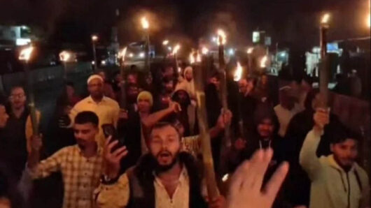 আরিফুল হক চৌধুরীকে বয়কট করে মশাল মিছিল