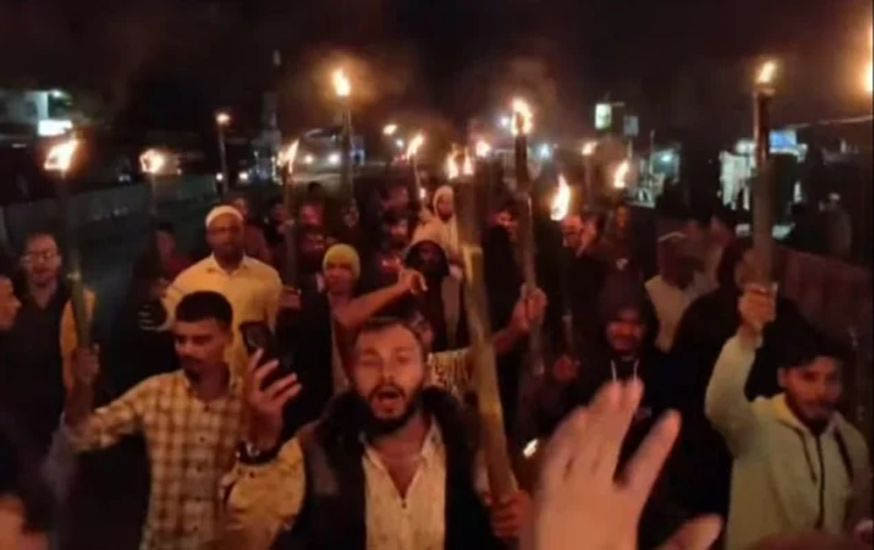 আরিফুল হক চৌধুরীকে বয়কট করে মশাল মিছিল