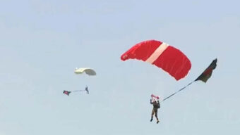 জাতীয় পতাকা নিয়ে সর্বাধিক প্যারাস্যুটিং করে বিশ্বরেকর্ড