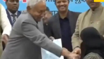 টান দিয়ে নারীর মুখের নিকাব সরিয়ে তোপের মুখে বিহারের মুখ্যমন্ত্রী