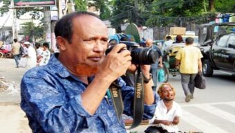 ৫২ বছরের ফটো সাংবাদিকতায় ৪০টি পুরস্কার অর্জন করলেন আতাউর রহমান আতা