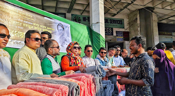 বেগম খালেদা জিয়ার রুহের মাগফেরাত কামনায় হুমায়ুন কবির এর পক্ষ থেকে শীতার্তদের মাঝে কম্বল বিতরণ