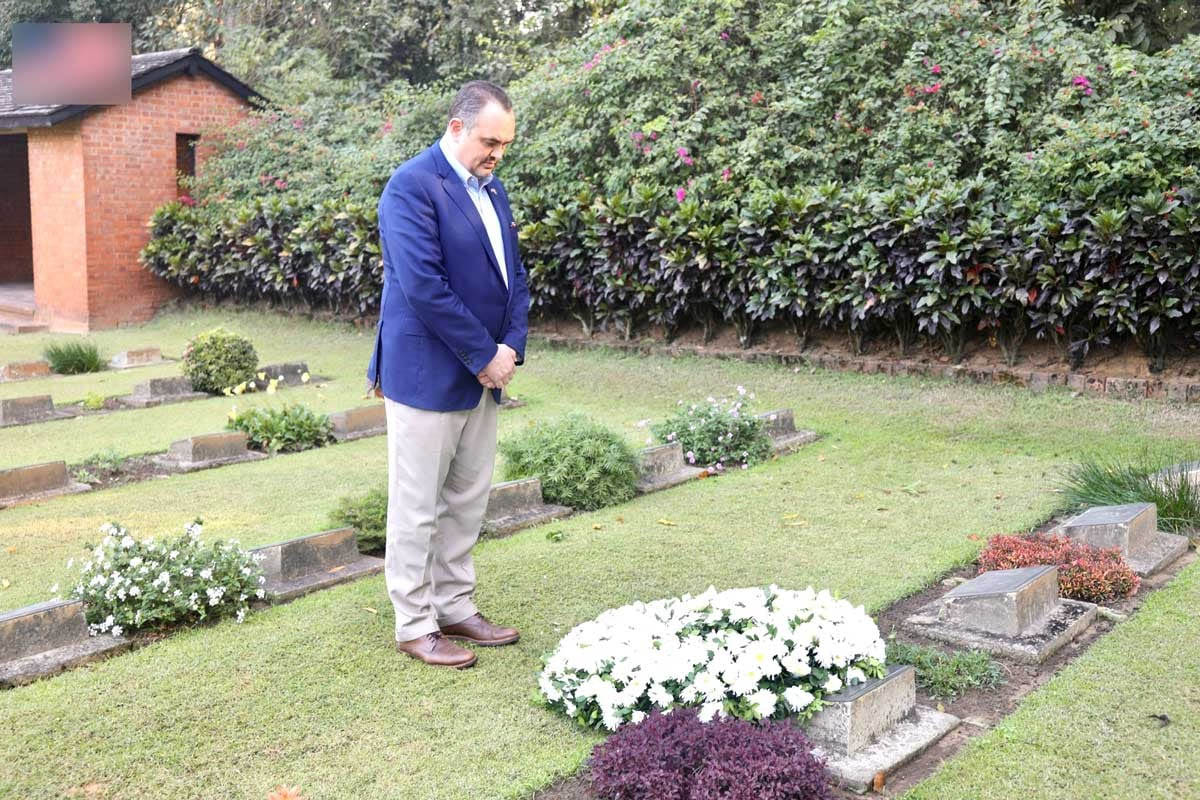 চট্টগ্রামে বিশ্বযুদ্ধের সমাধিতে মার্কিন রাষ্ট্রদূতের শ্রদ্ধা