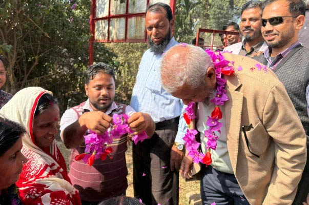বনফুল দিয়ে আরিফুল হককে স্বাগত জানালো লালাখালের চা শ্রমিকরা