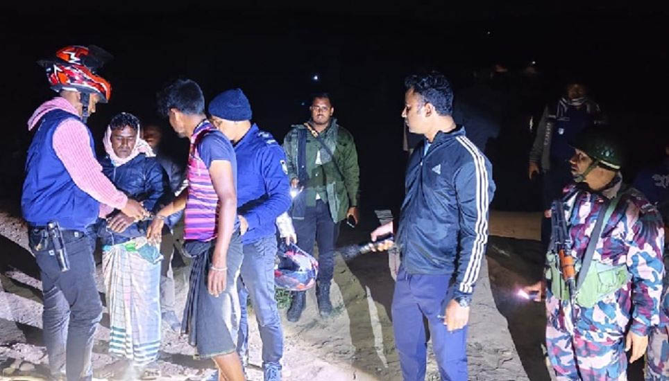 জাফলংয়ে বিশেষ অভিযানে ১১ লু ট কারী আ ট ক