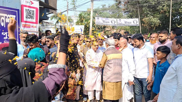 মুক্তাদিরকে ফুল দিয়ে শুভেচ্ছা জানালেন শিবগঞ্জের নারী-শিশুরা