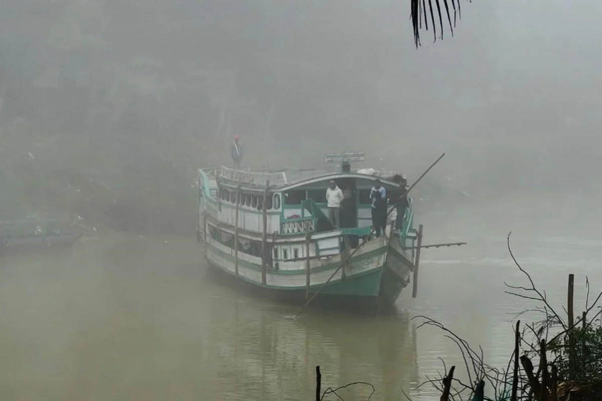 তীব্র শীতে কাঁপছে পাহাড়