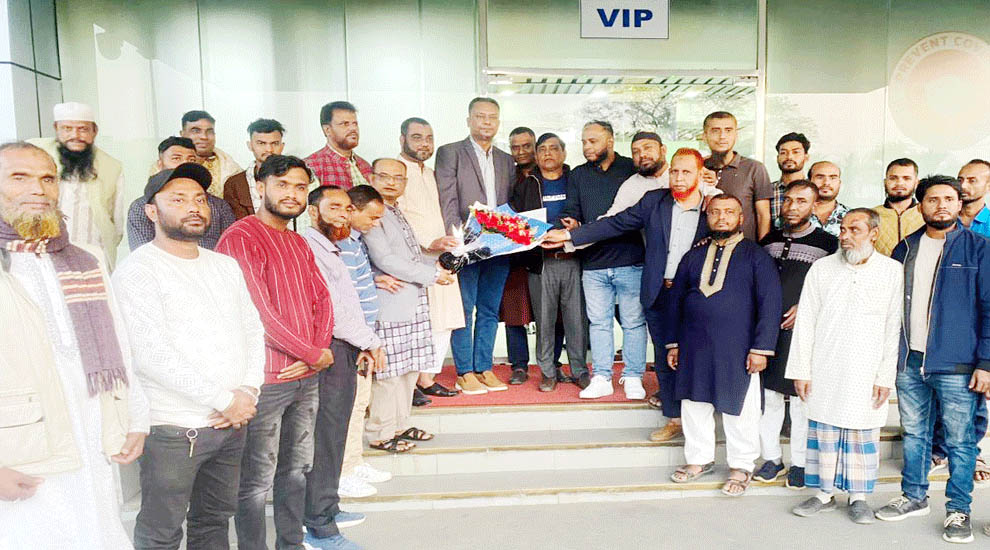 সিলেট জেলা ট্রাক মালিক গ্রুপের সভাপতিকে বিমান বন্দরে সংবর্ধনা প্রদান