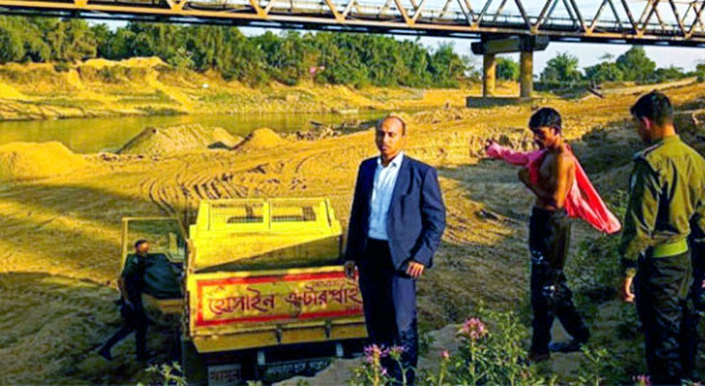 সিলেটে অবৈধ বালু উত্তোলন, হানা দিল প্রশাসন