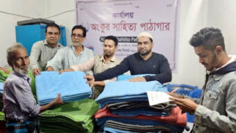 টুলটিকর অংকুর সাহিত্য পাঠাগারের শীতবস্ত্র বিতরণ