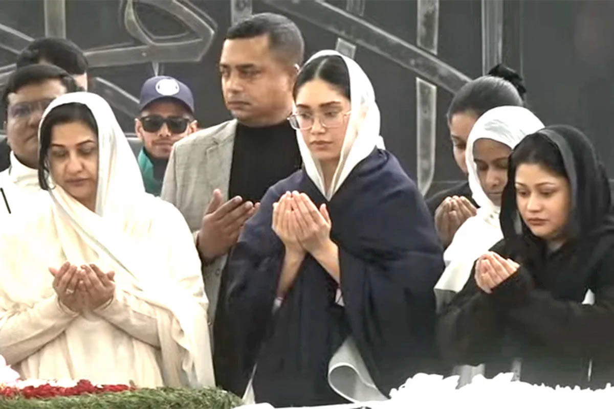 খালেদা জিয়ার কবর জিয়ারত করলেন নাতনি জাইমা ও পরিবারের সদস্যরা