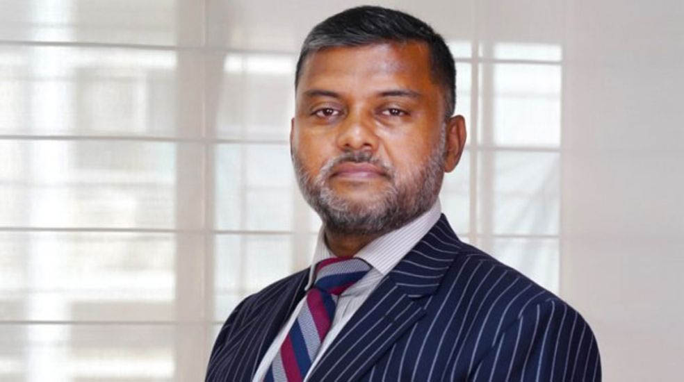 আয়ে স্ত্রীর চেয়ে পিছিয়ে শিশির মনির