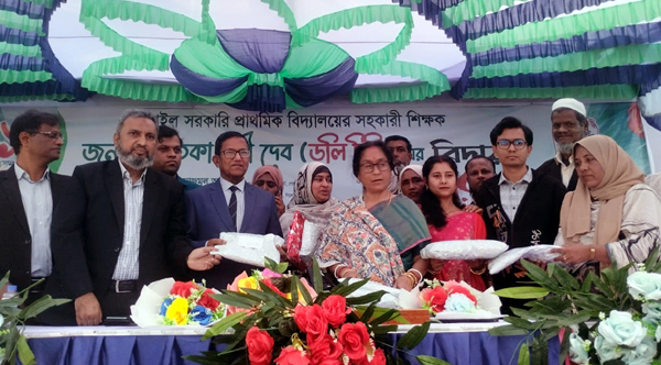 ৪১ বছরের চাকরী জীবন শেষে শিক্ষিকা স্মৃতিকা রাণী দেব ডলিকে সংবর্ধনা প্রদান