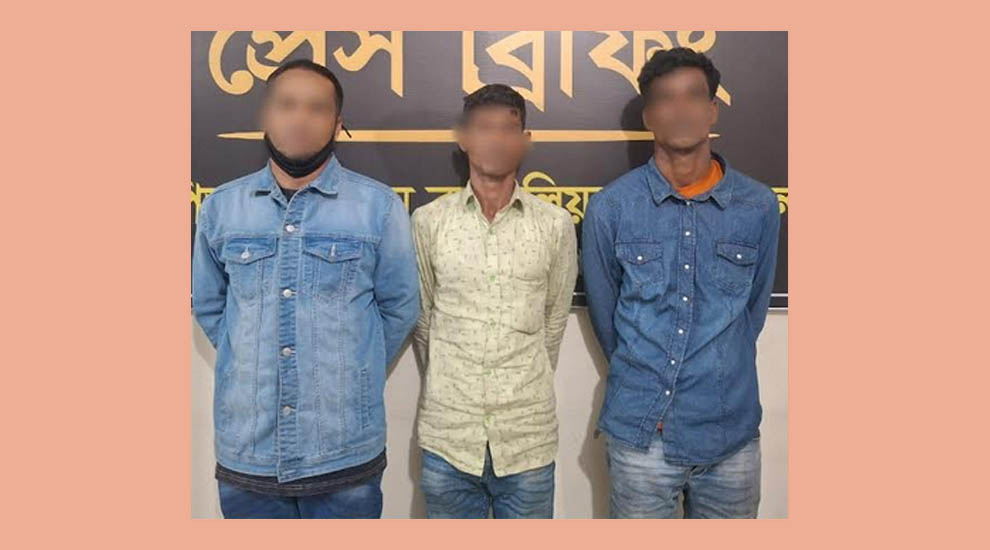 ফেসবুক স্ট্যাটাসকে কেন্দ্র করে হ*ত্যা, র‌্যাবের খাঁচায় ৩