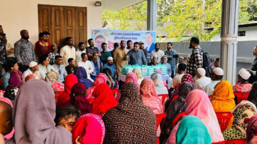 সাধারণ মানুষের মধ্যে ইফতার বিতরণ করলেন মিফতাহ্ সিদ্দিকী
