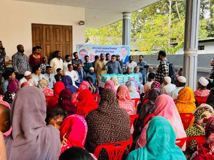 সাধারণ মানুষের মধ্যে ইফতার বিতরণ করলেন মিফতাহ্ সিদ্দিকী