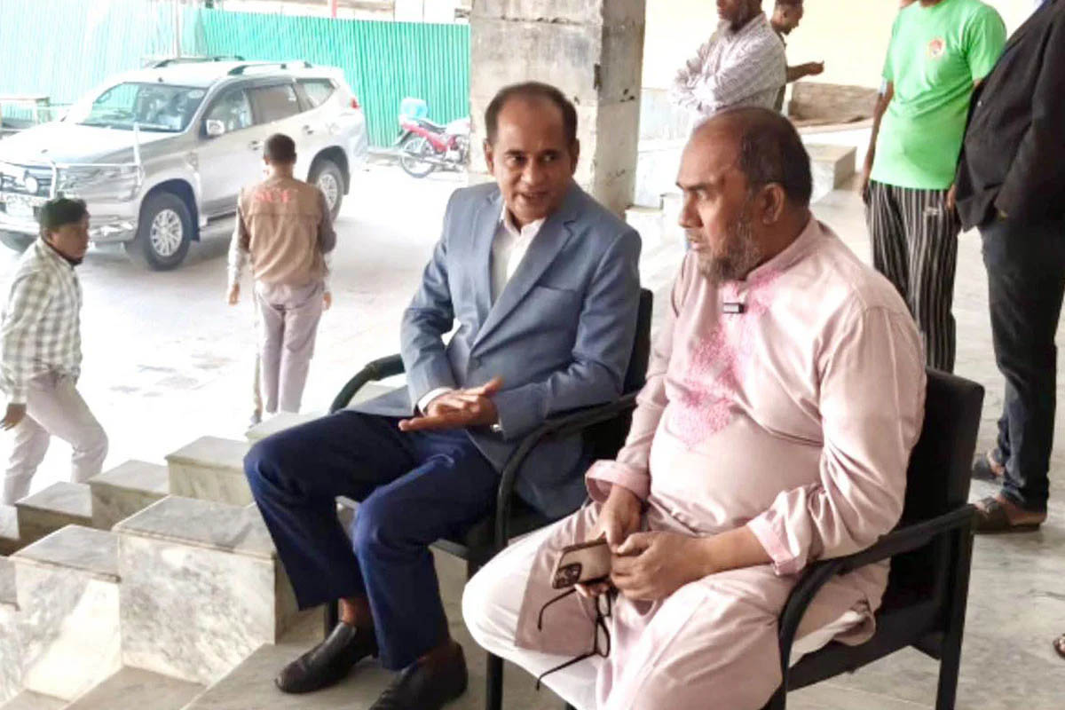 সিসিক প্রশাসক সকাল ৮টায় ফটকে বসে উপস্থিতি পর্যবেক্ষণ, দিলেন ক ঠো র বার্তা