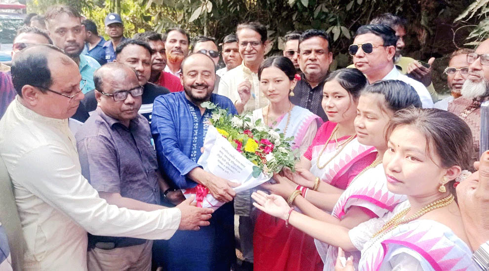 কমলগঞ্জে নিজ নির্বাচনী এলাকায় ফুলেল ভালোবাসায় সিক্ত এমপি মুজিব