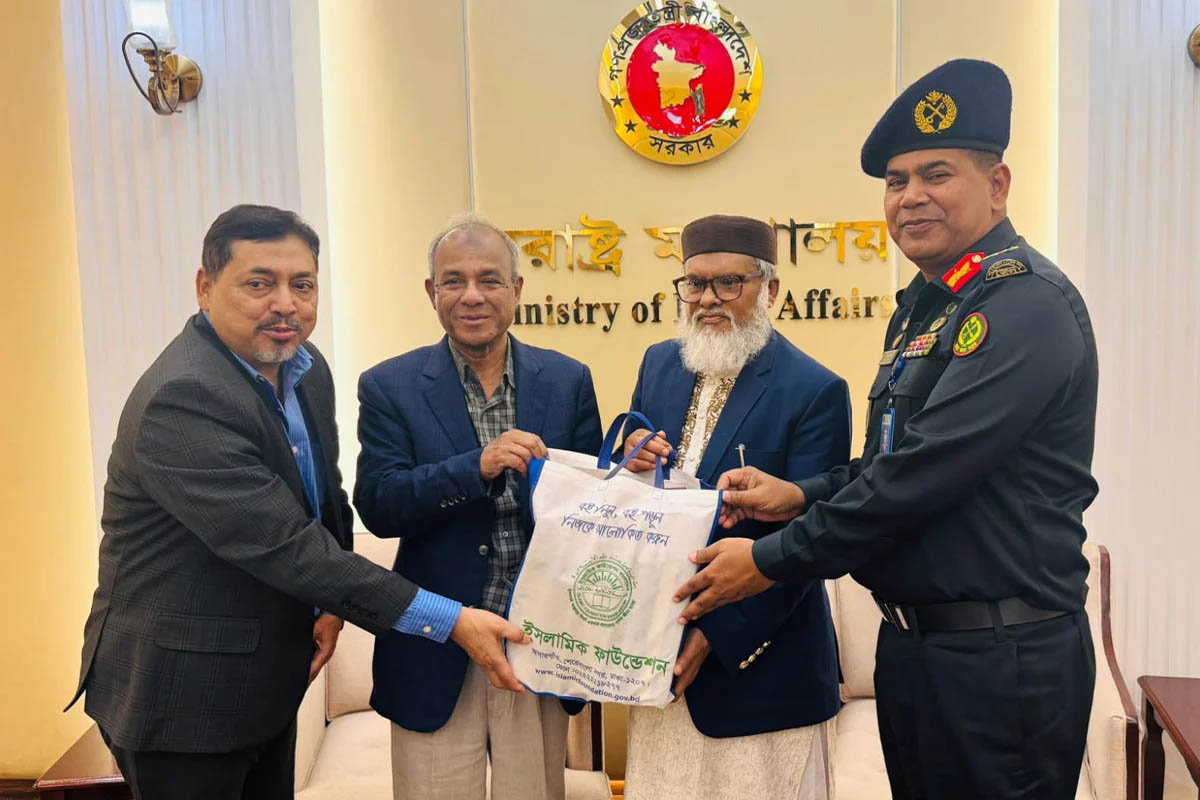 কারাগারের জন্য ১৩ হাজার ধর্মীয় বই দিলেন ধর্ম উপদেষ্টা